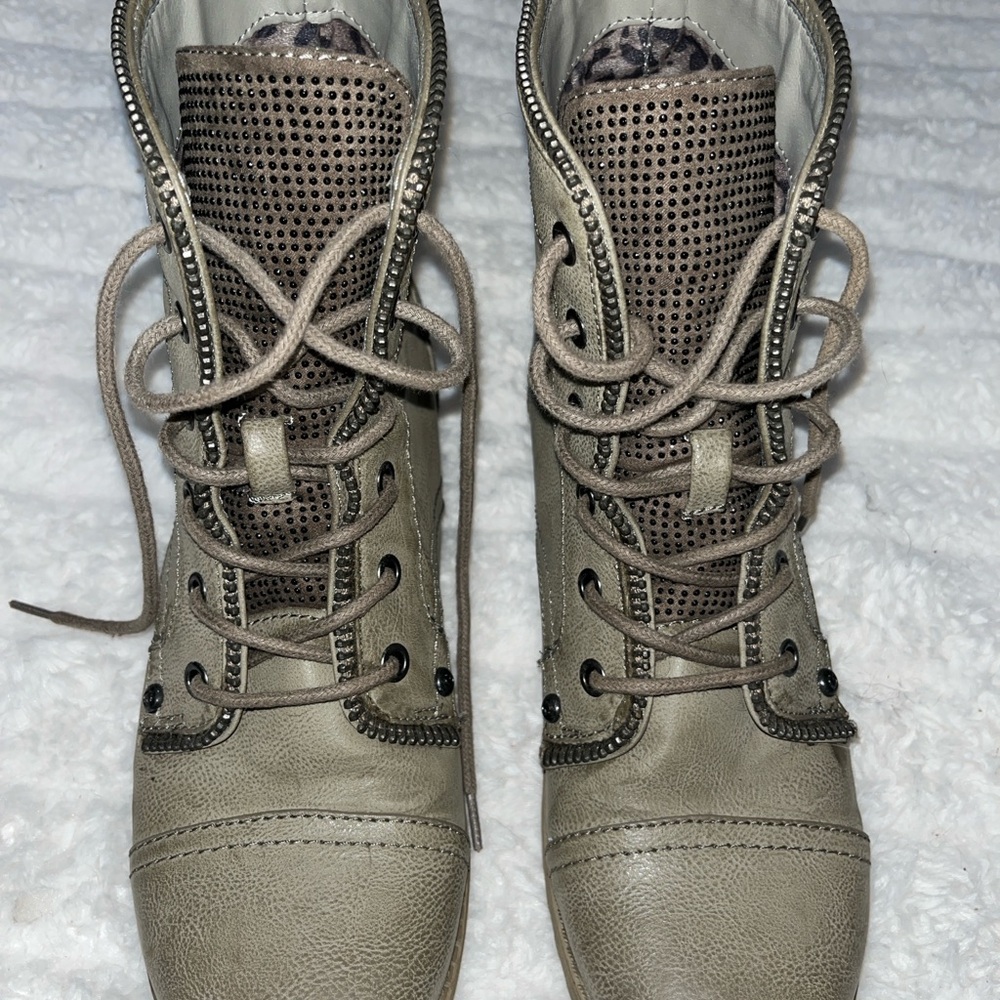 G by Guess Braydeen Studded Lace Up Combat Boots Size 7.5, Beige. Zipper detail
